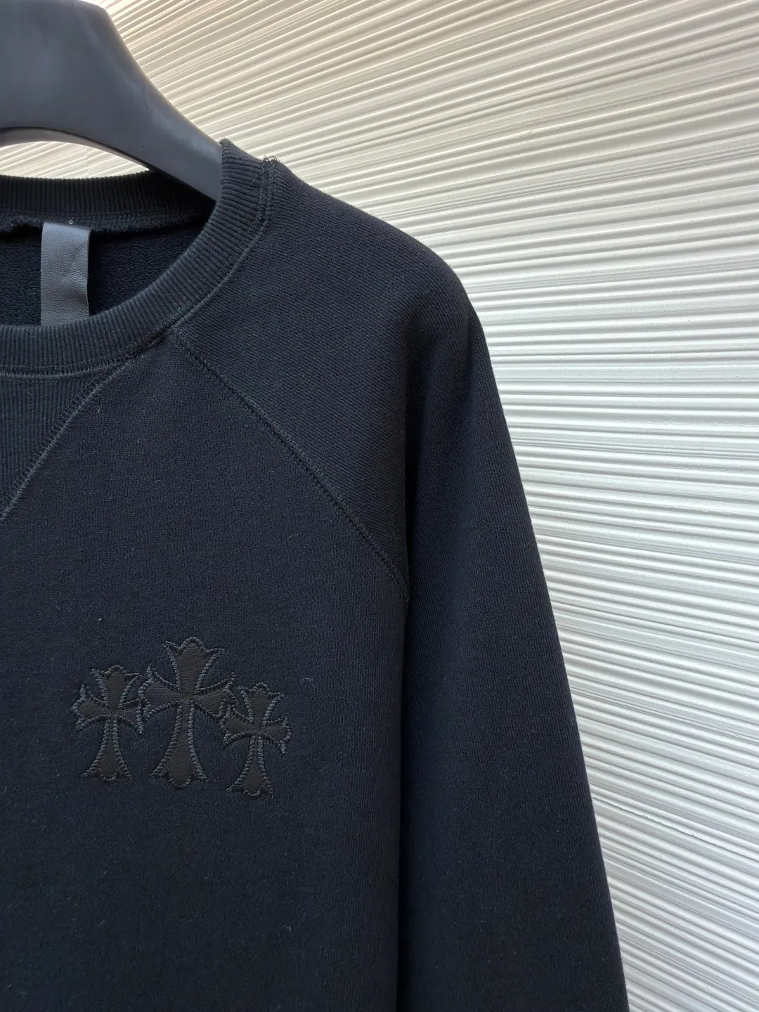 Chrome Hearts Logo Round Neck Sweatshirt ●Original version: Purchased and developed for 29300 ●Item No.: 1682055-A75 ●Fabric: interwoven air cotton fabric ●Technology: patch embroidery production ●Color: black ●Version: fitted version ●Weight: about 825 grams ●Size: S-M-L-XL ●Description: Customized heavy fortress interwoven air cotton, full texture, thick and solid, with classic black as the curtain It gives a deep sense of luxury. With the Kro heart cross appliqué decoration on the chest, it becomes the ultimate interpretation of the dark Gothic style. The CH Gothic font is the finishing touch on the back page, letting the totem become your spiritual punctuation. The logo iron plate sways slightly with the swing of the body, adding a sense of movement and vitality. It is unobtrusive but has an indescribable aura. It interprets the perfect blend of retro and luxury, using imported machine appliqué technology and using advanced computer control systems and precision mechanical components. Realize the Chrome Hearts logo patch embroidery operation, showing an embroidery effect with both clarity and three-dimensionality. The fabrics have been washed and have a better hand feel. It is not easy to deform, not easy to shrink, not easy to fade, and maintains long-term beauty. The overall wiring is straight and delicate, the fabric is comfortable and soft, and the color is consistent without color difference. It can be matched with the same style to create a fashionable look and control various occasions. Customized accessories, complete with three standards, same style for men and women!